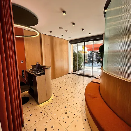 Dugi Hotell *